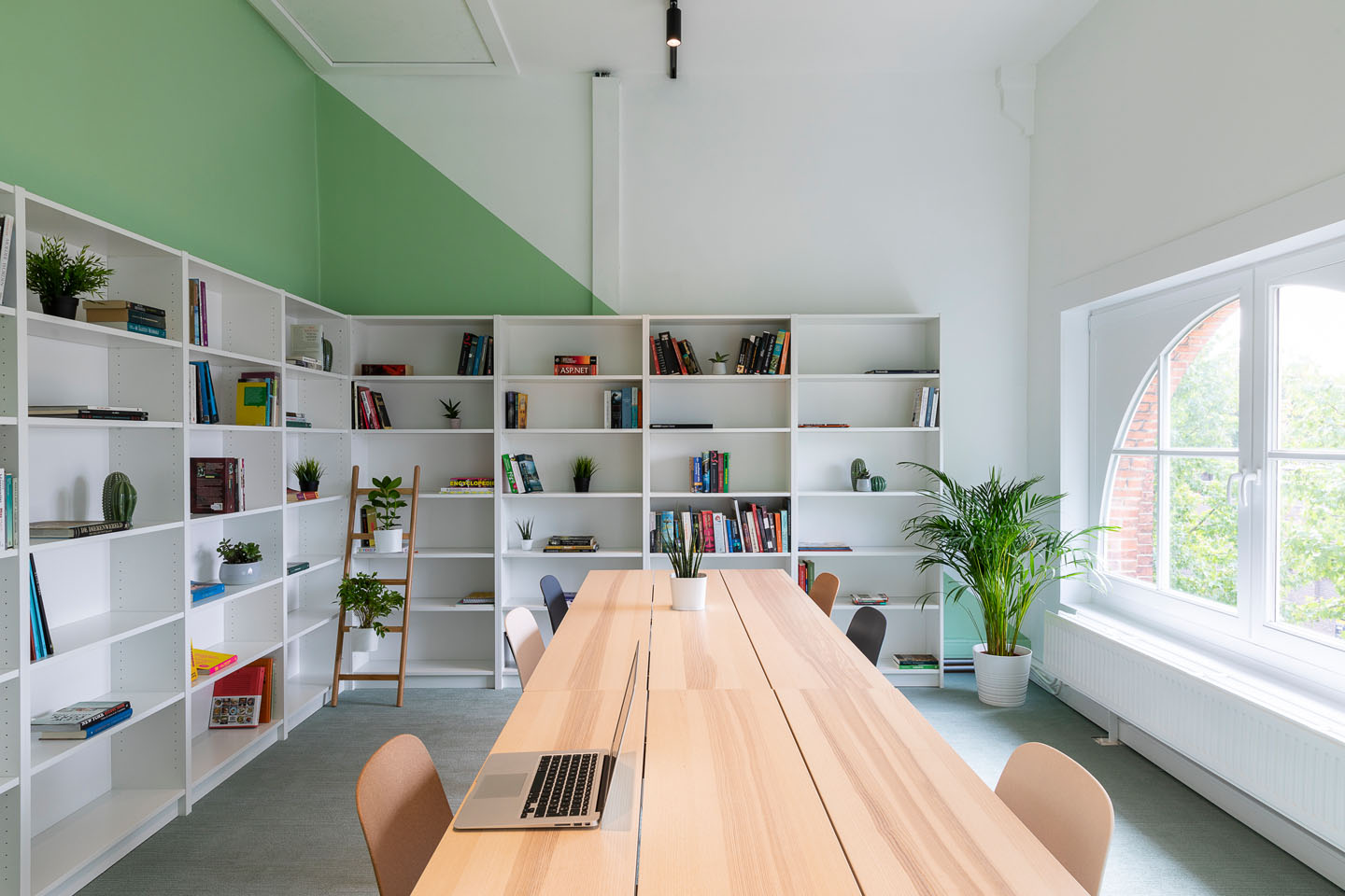 urban-center-anvers-out-of-office
