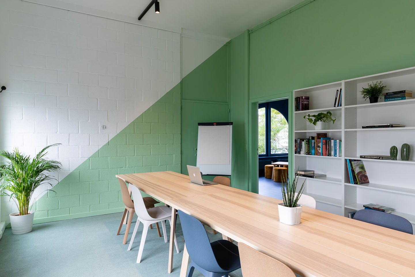 urban-center-anvers-out-of-office