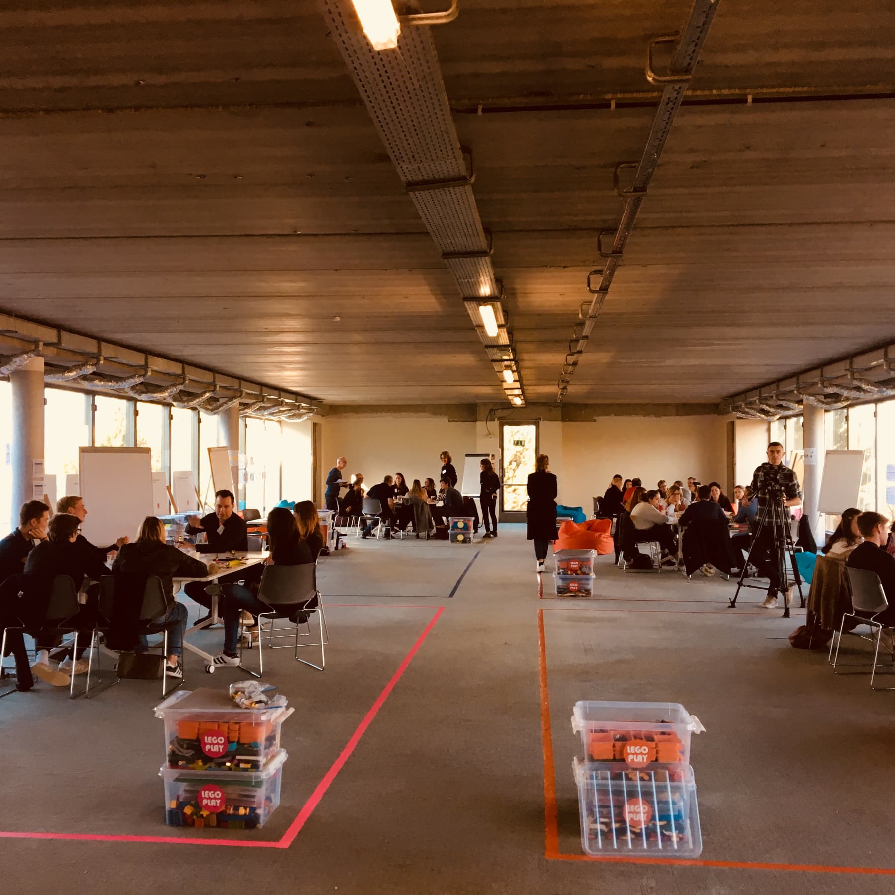 Mensen organiseren een Lego Play hackathon